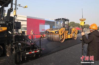 無人駕駛瀝青道路攤鋪壓實設(shè)備在滬上路施工