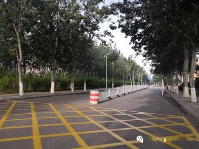 楊柳青崇文道【柳霞路-柳口路】道路中央增加隔離護欄,請大家規(guī)范有序行車!