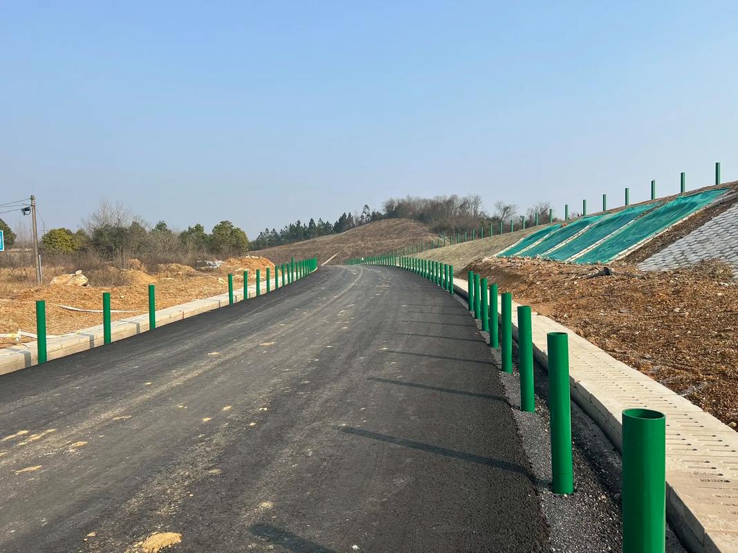 施工現(xiàn)場.嚴把質(zhì)量關(guān),服務(wù)好客戶#交通設(shè)施廠家 #道路工程