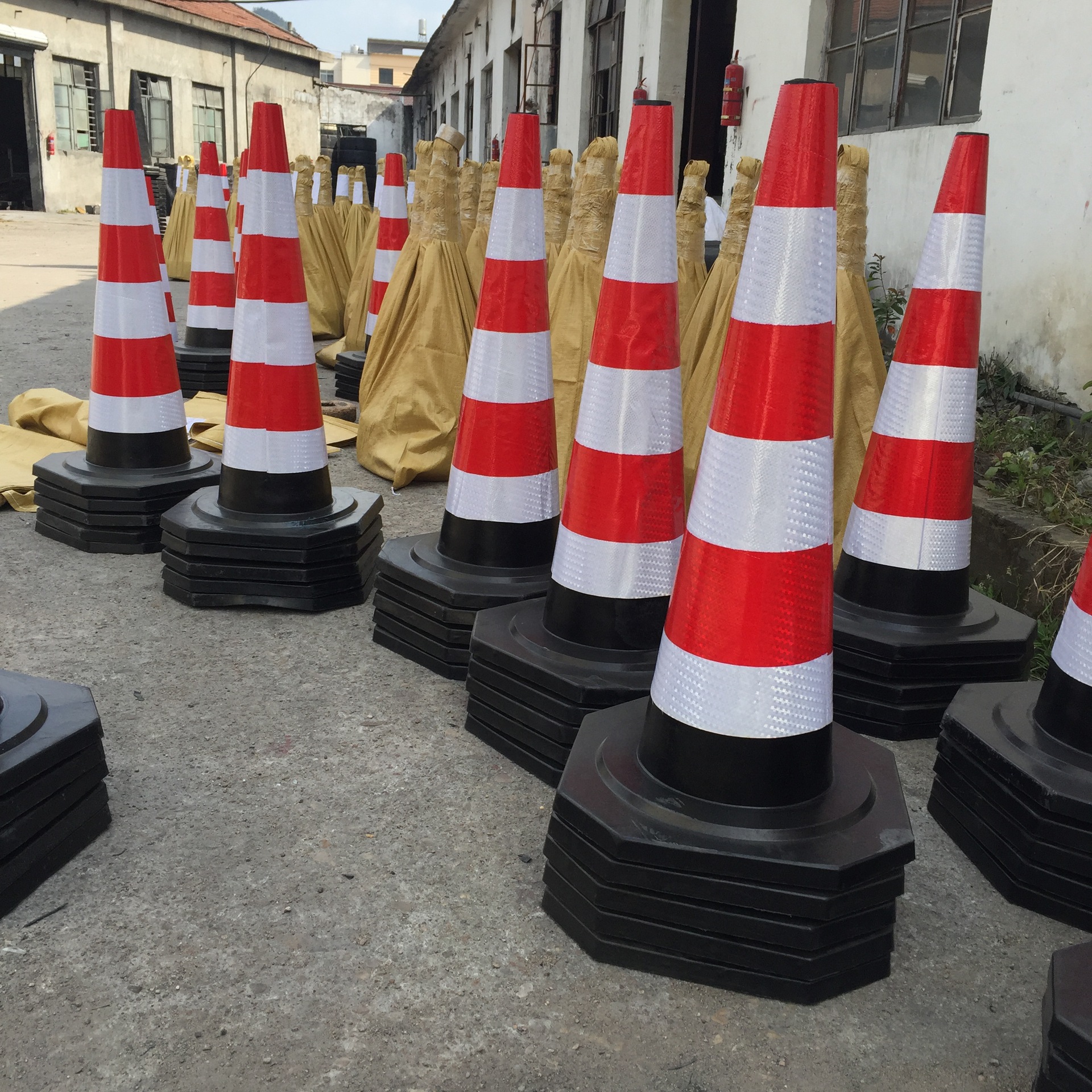 橡膠路錐_90高橡膠路錐批發(fā) 雪糕筒反光錐形桶 交通警示路障廠家直銷