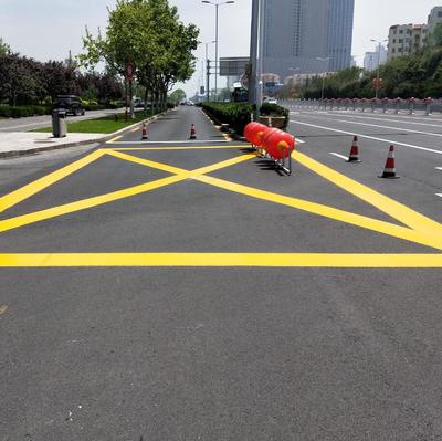 道路劃線隊伍與熱熔標線涂料的生產(chǎn)施工 打造高效安全的道路設(shè)施