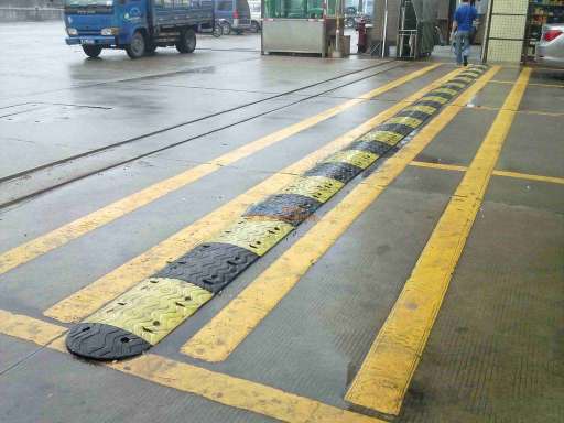 選擇恒則遠交通設(shè)施，享受優(yōu)質(zhì)優(yōu)惠的陜西減速帶